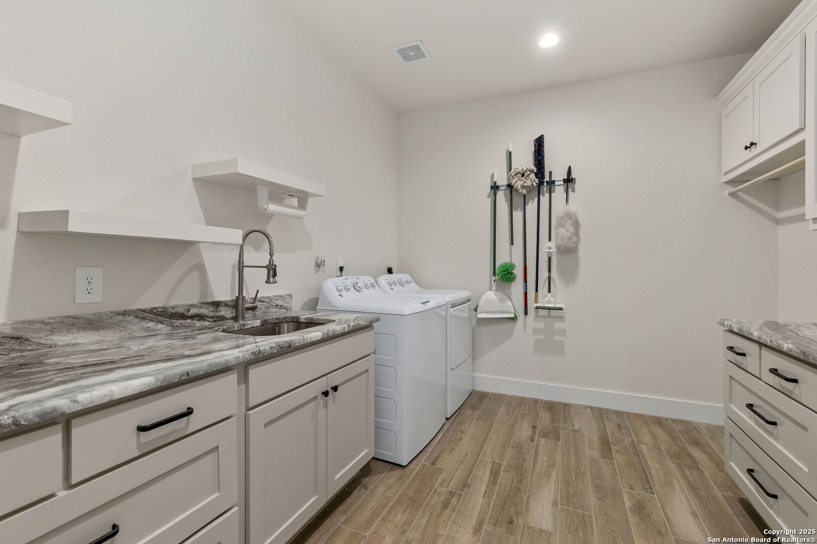445 Settlers Ln