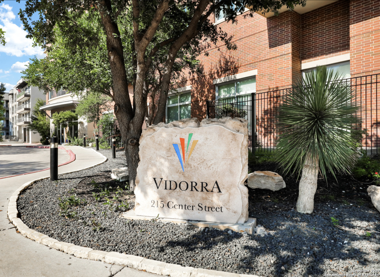 215 Center St 203