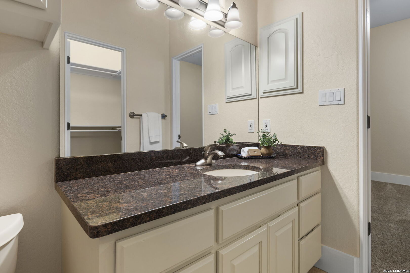 15529 Escarpment Oak