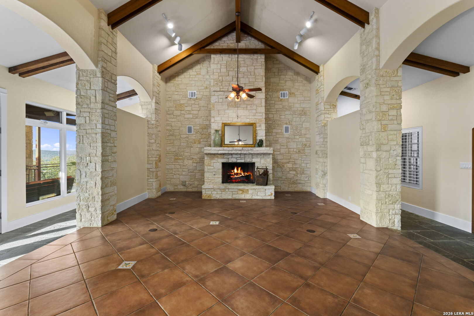 15529 Escarpment Oak