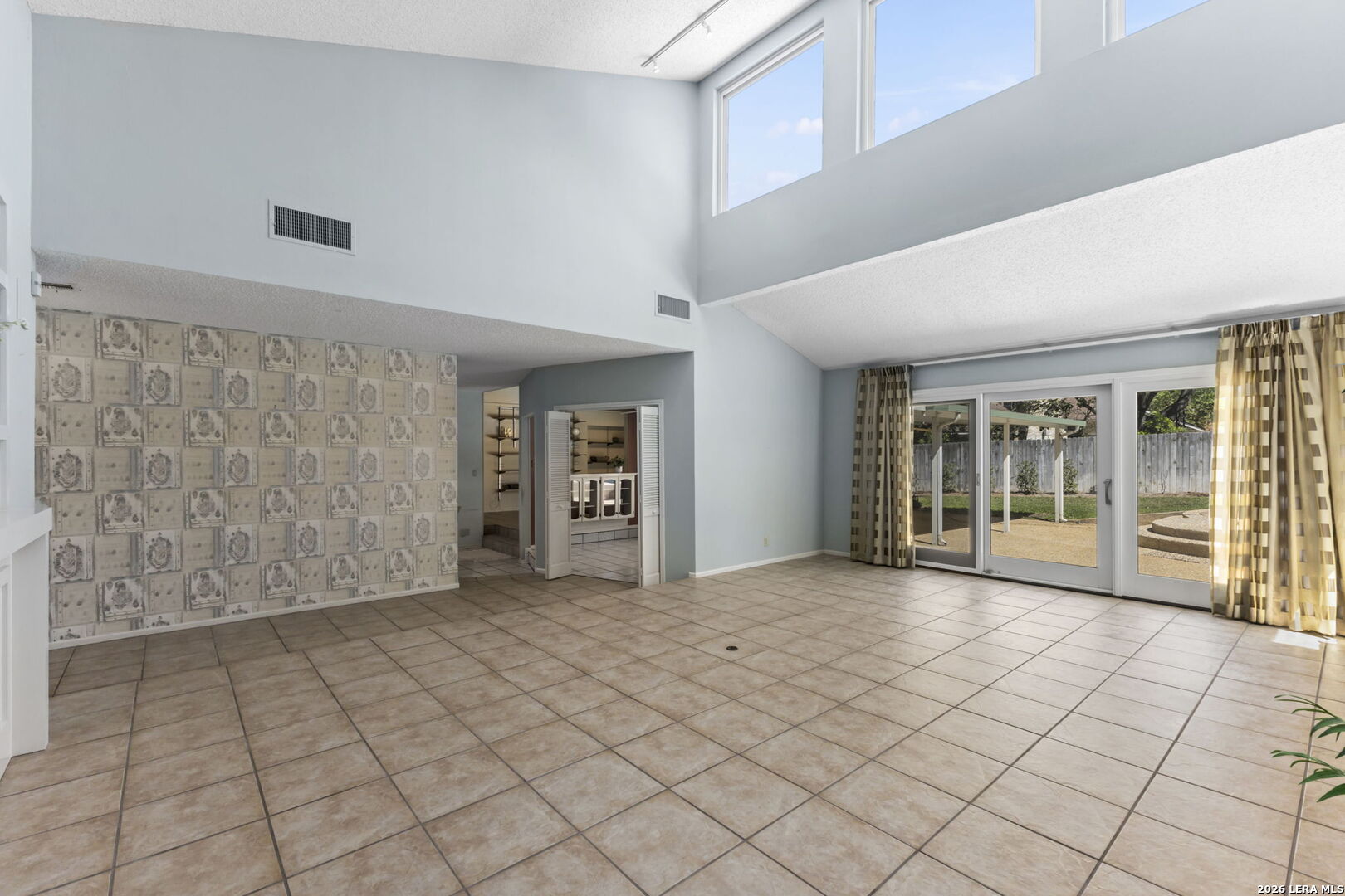 12811 Country Crest