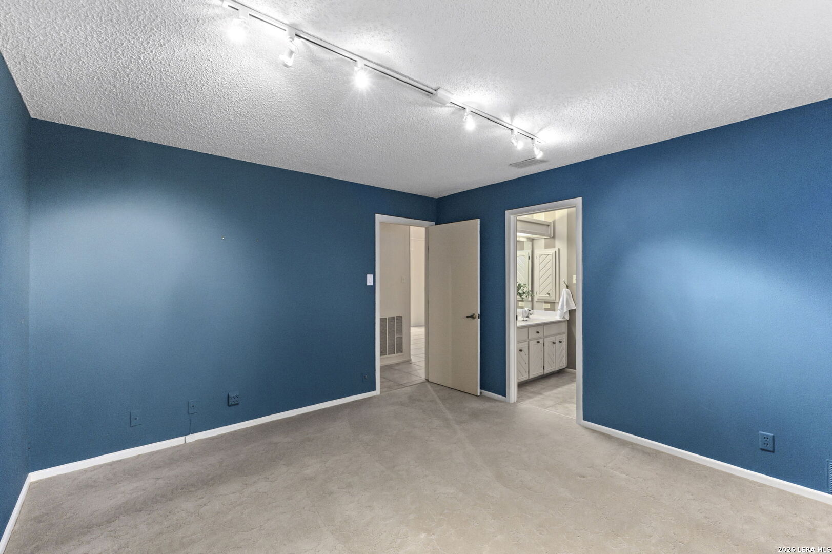 12811 Country Crest