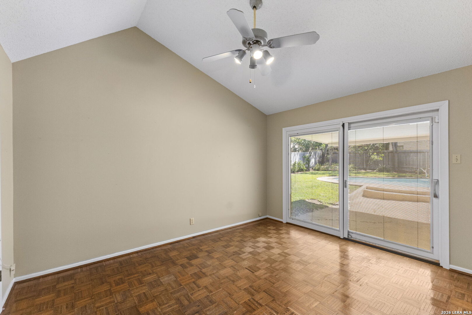 12811 Country Crest