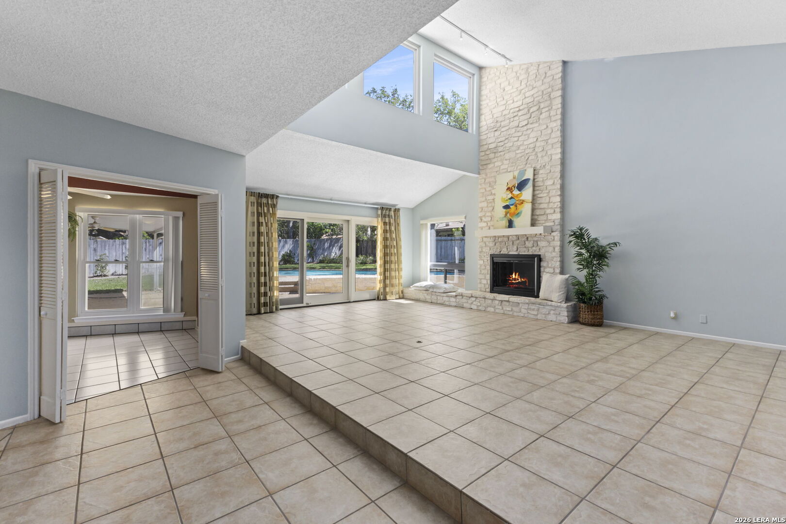 12811 Country Crest