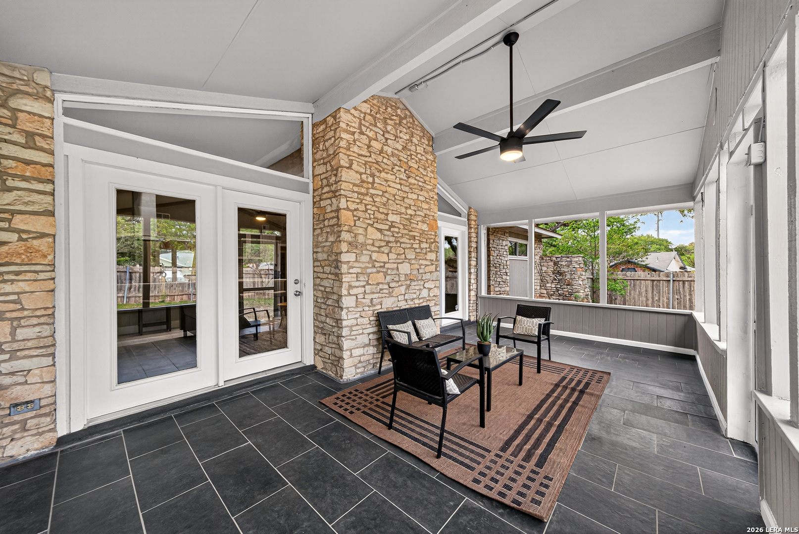 5935 forest knoll