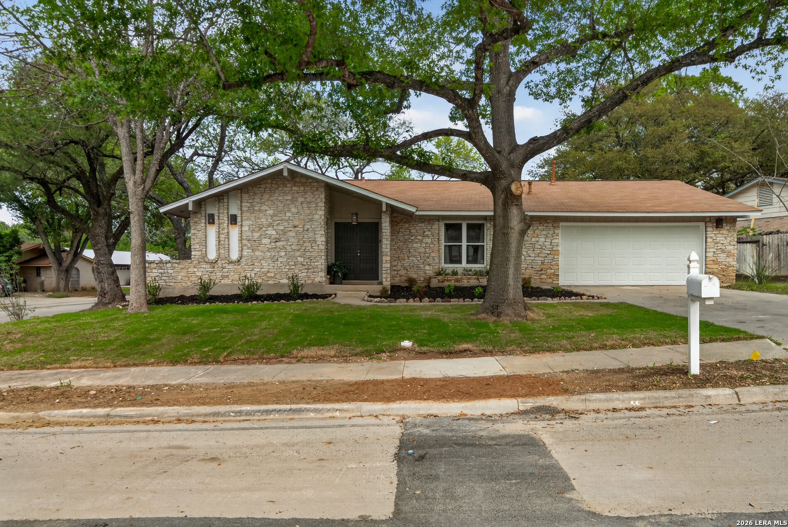5935 forest knoll