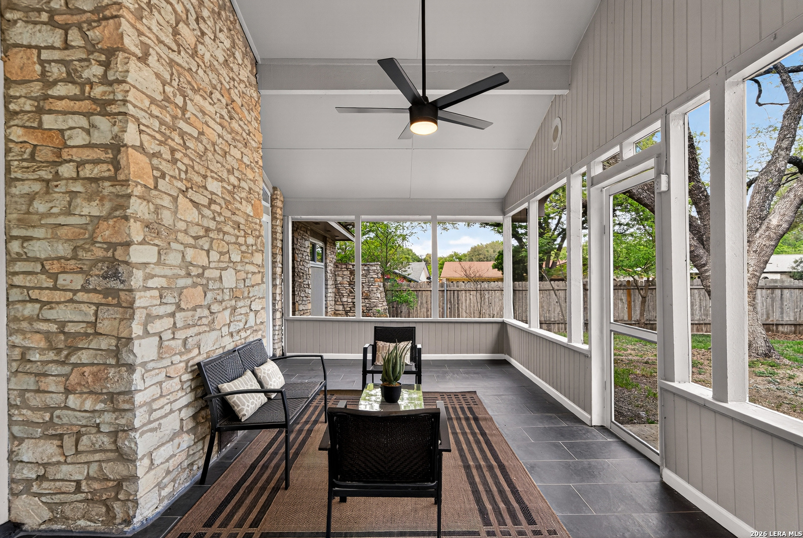 5935 forest knoll