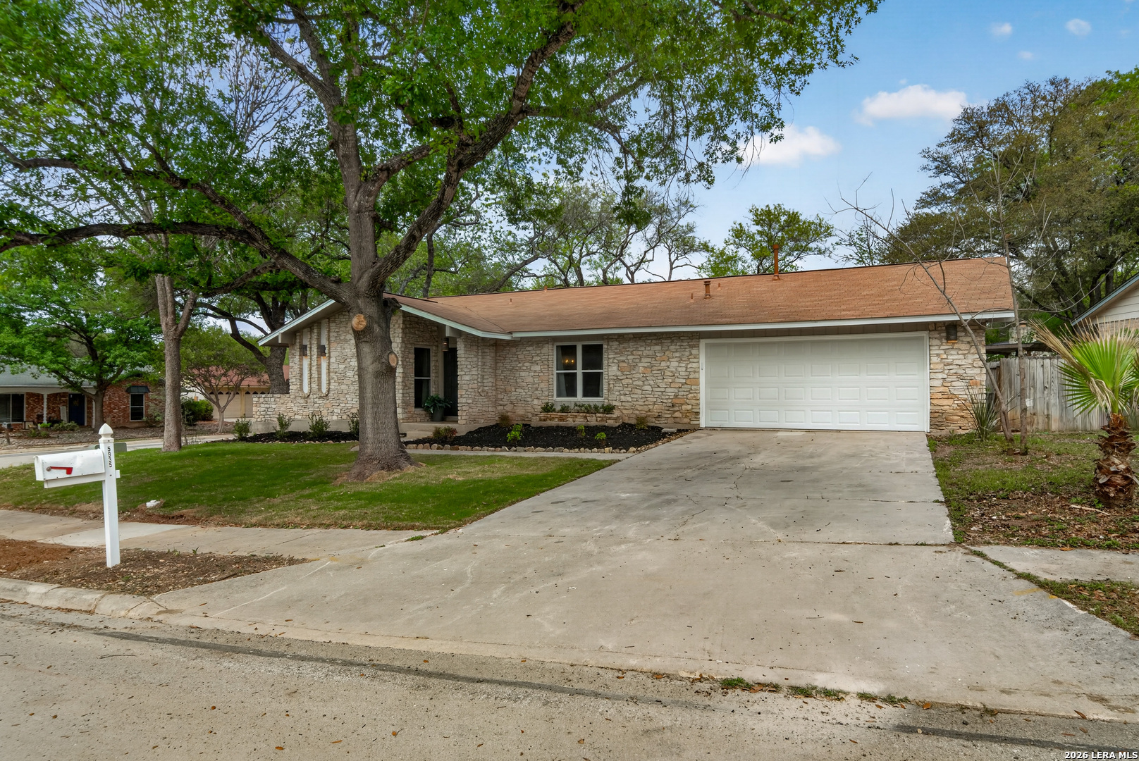 5935 forest knoll