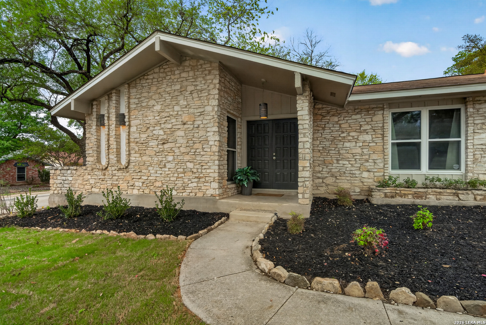 5935 forest knoll