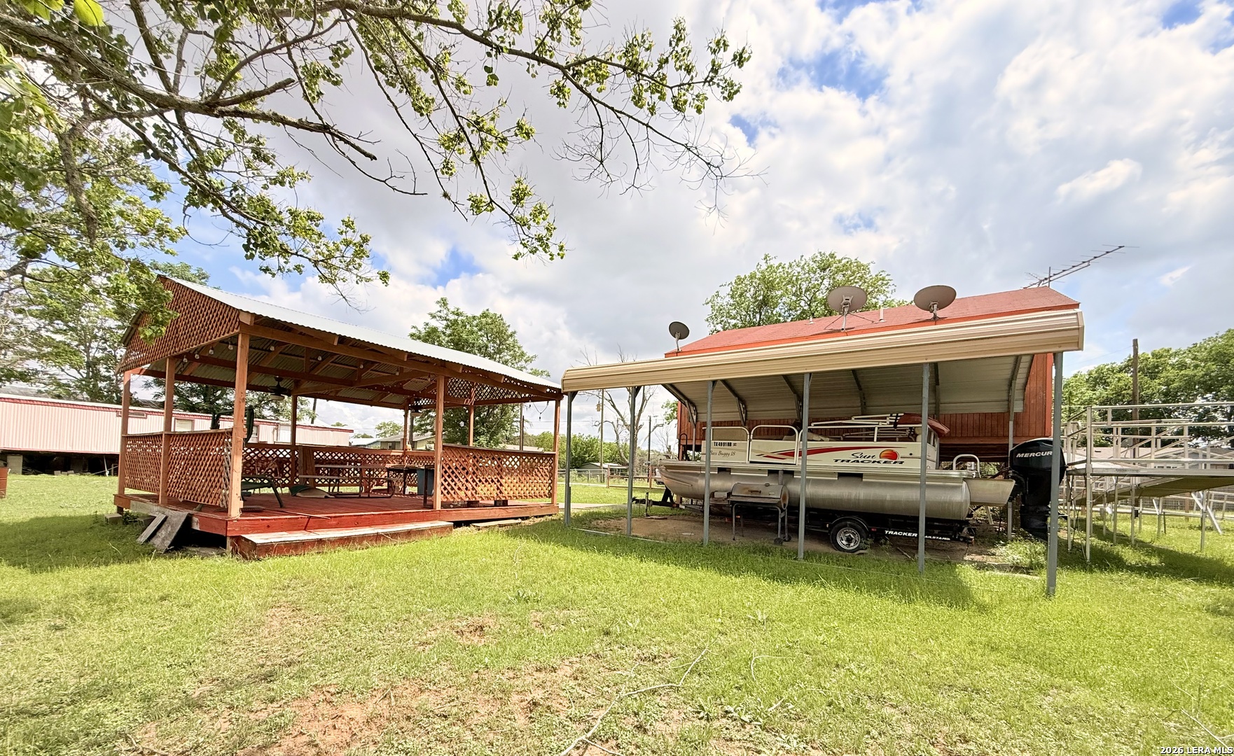 738 LAKESHORE DR S
