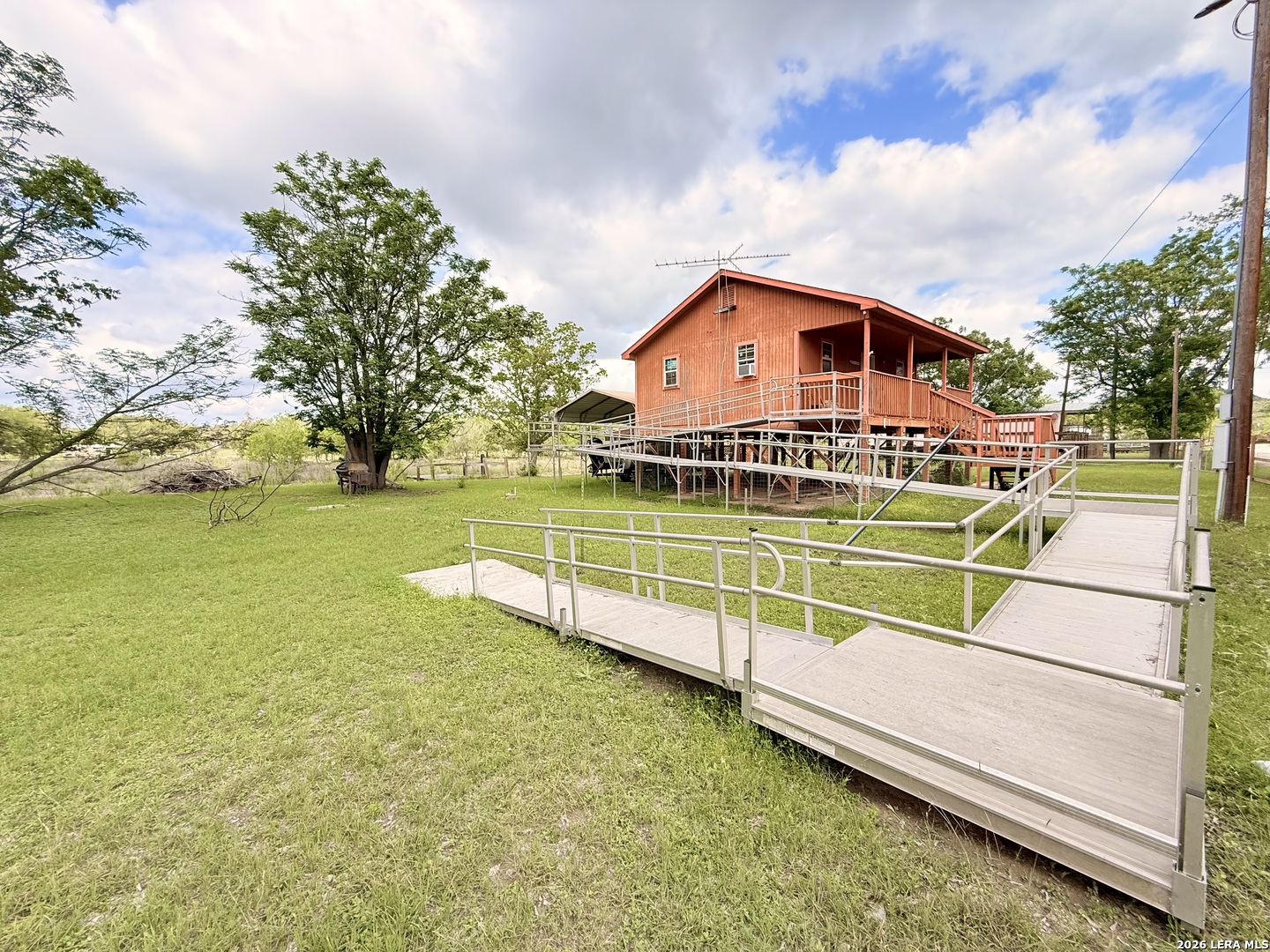 738 LAKESHORE DR S
