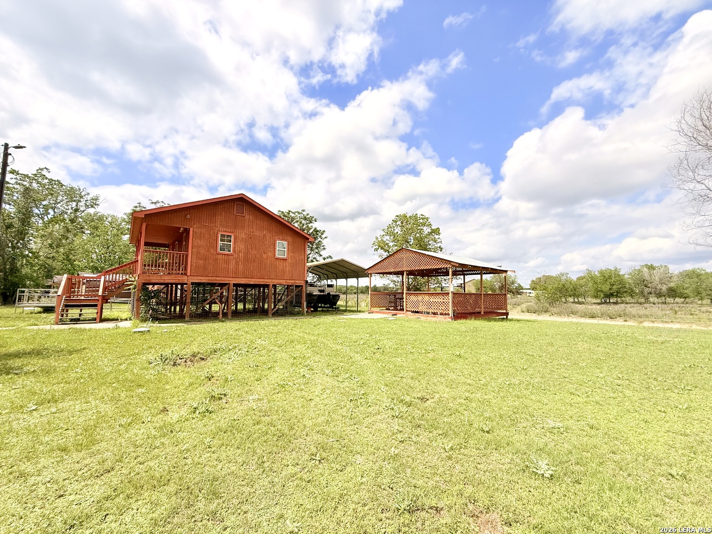 738 LAKESHORE DR S