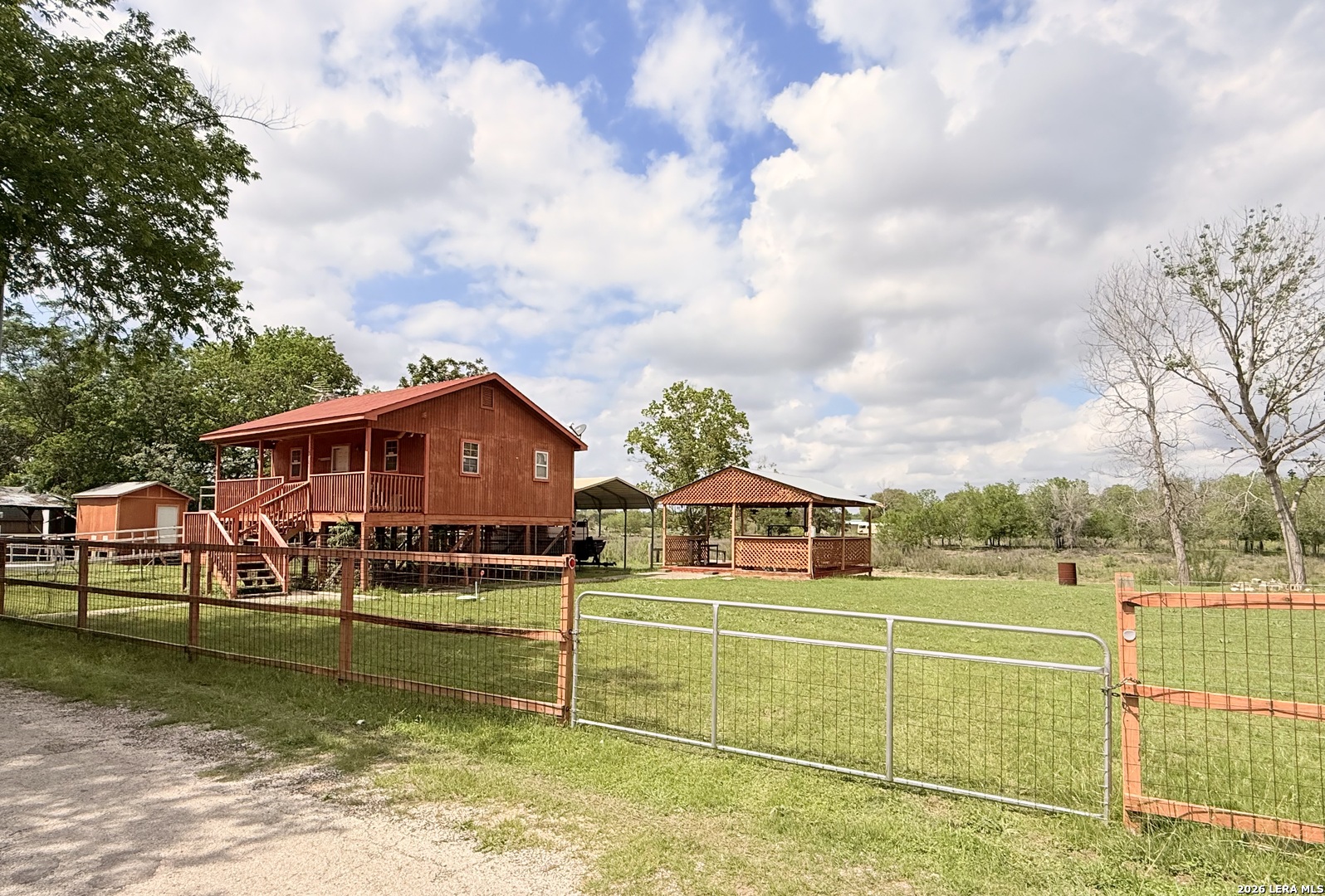 738 LAKESHORE DR S