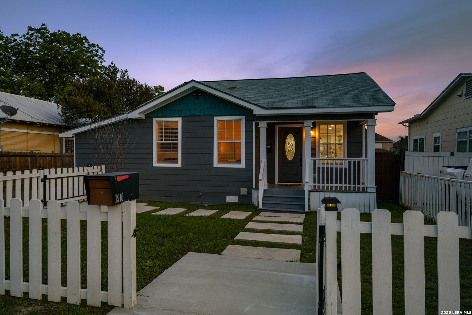 1910 W CRAIG PL