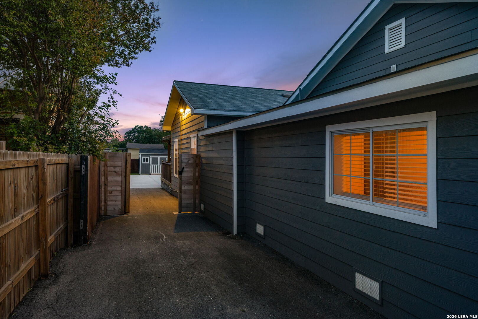 1910 W CRAIG PL