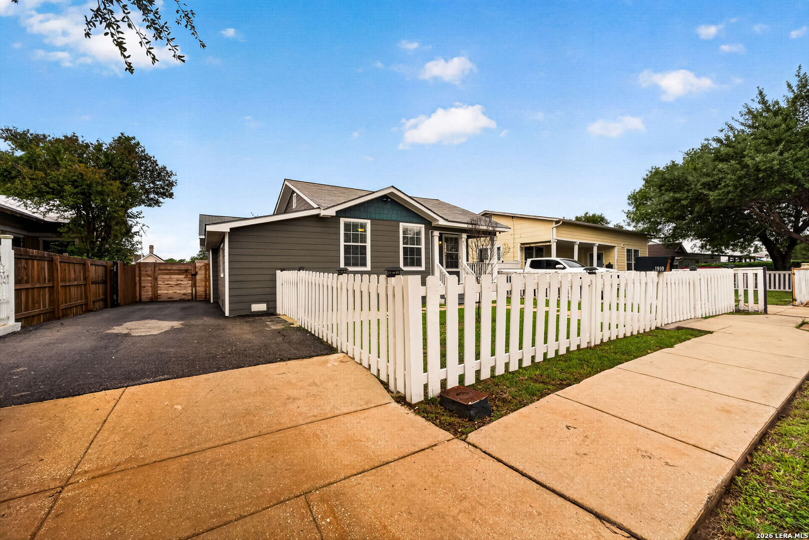 1910 W CRAIG PL