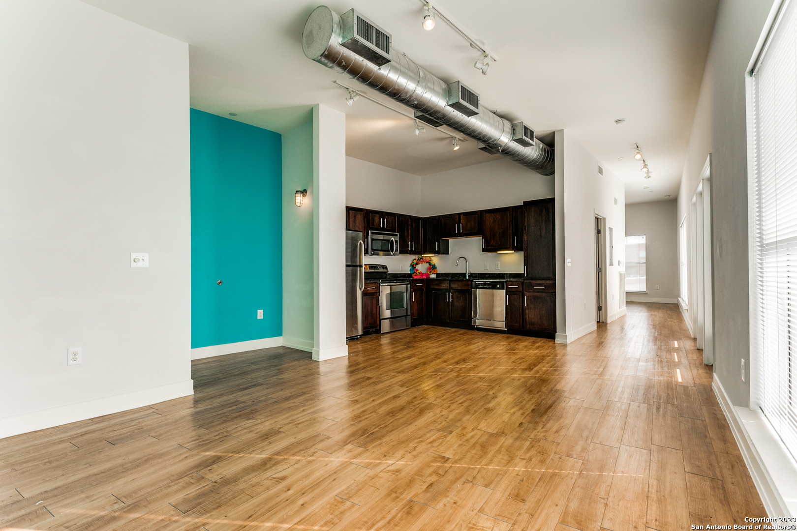 1401 S FLORES ST 300