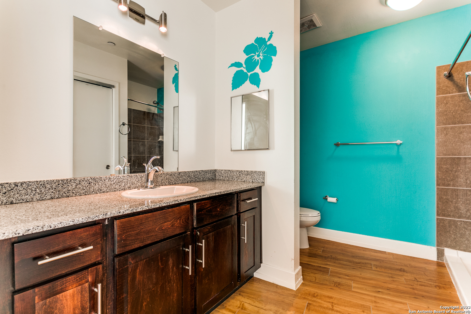 1401 S FLORES ST 300