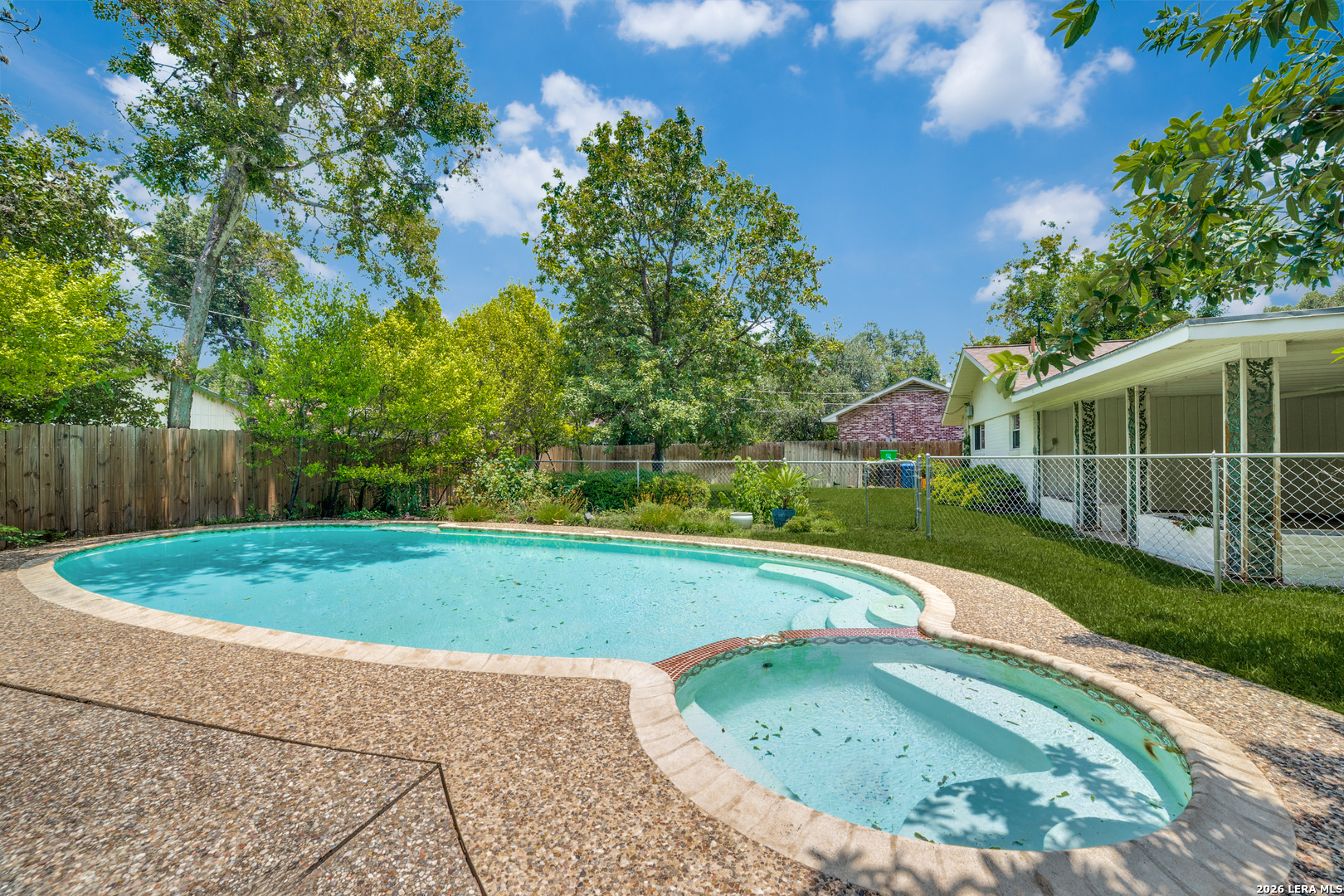1019 GREY OAK DR