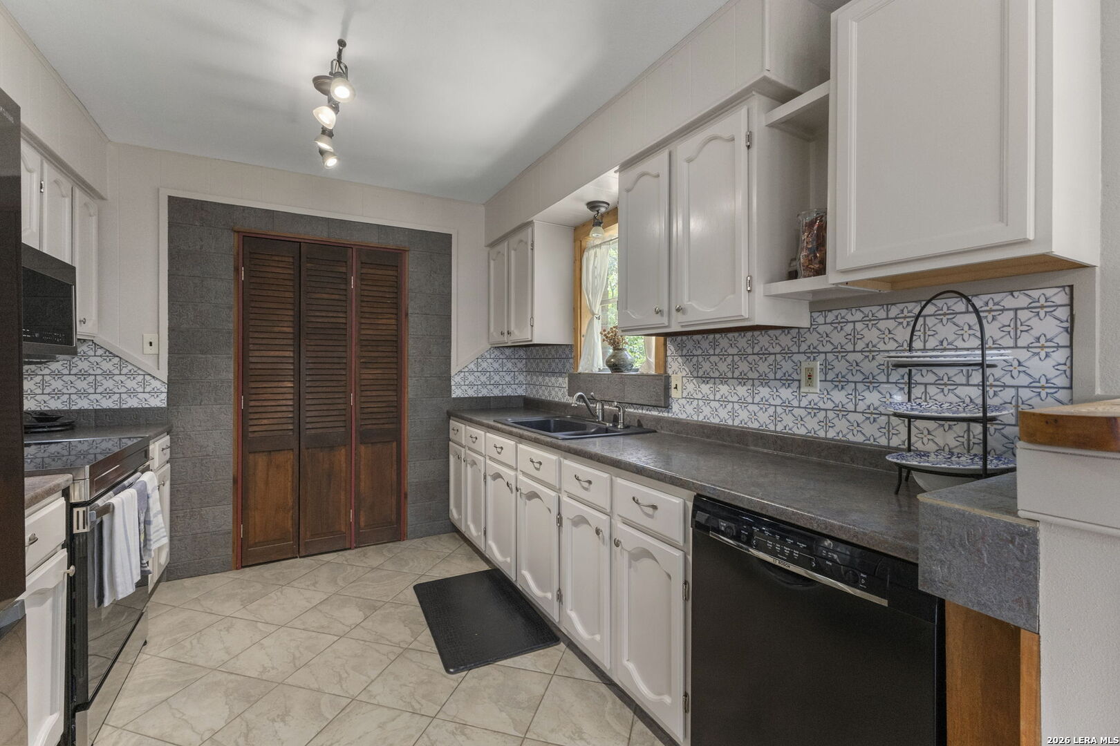 346 RAINBOW DR
