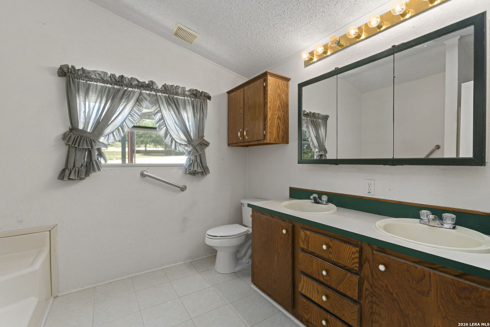 182 AUSTIN LN