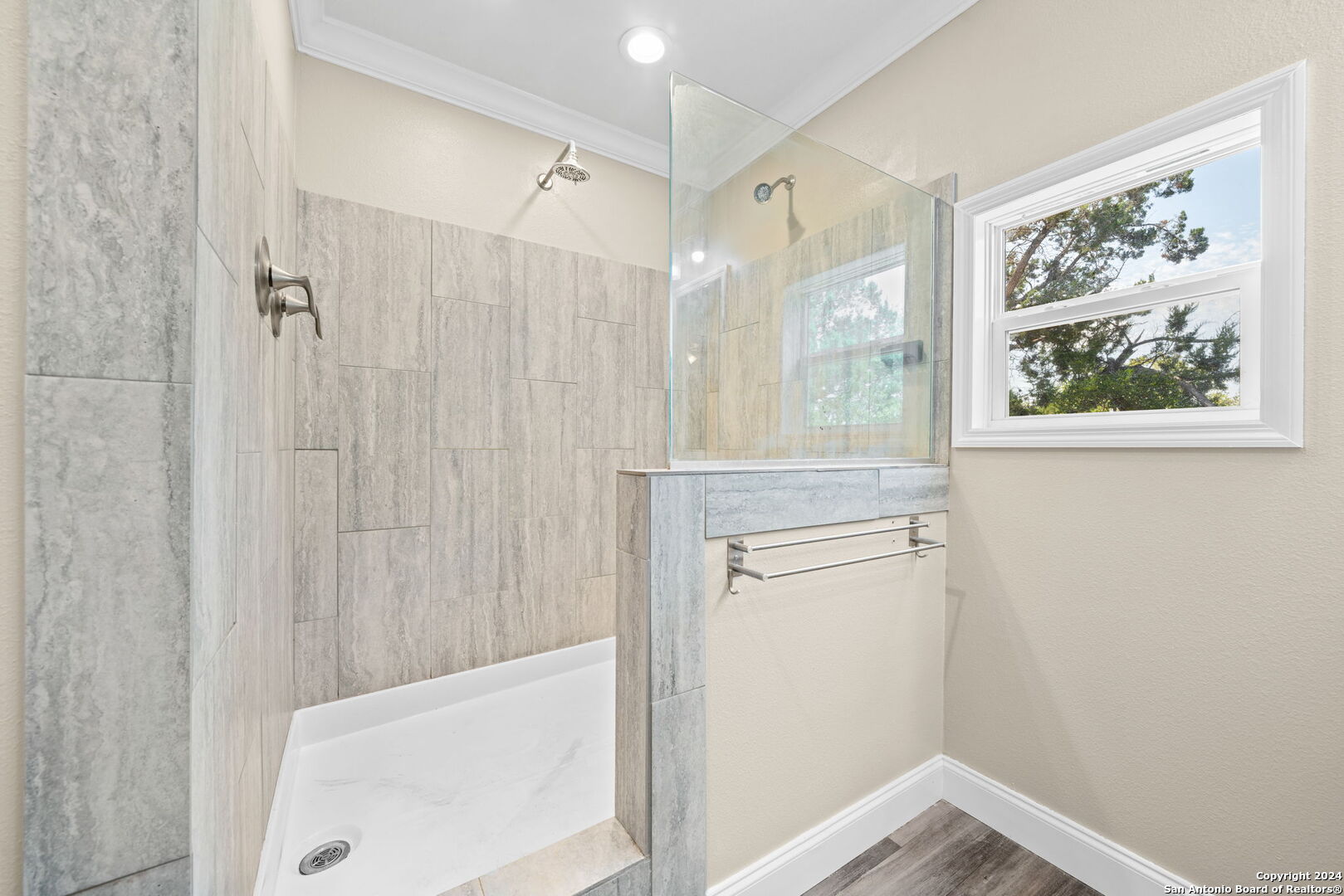 711 LA CRESTA DR