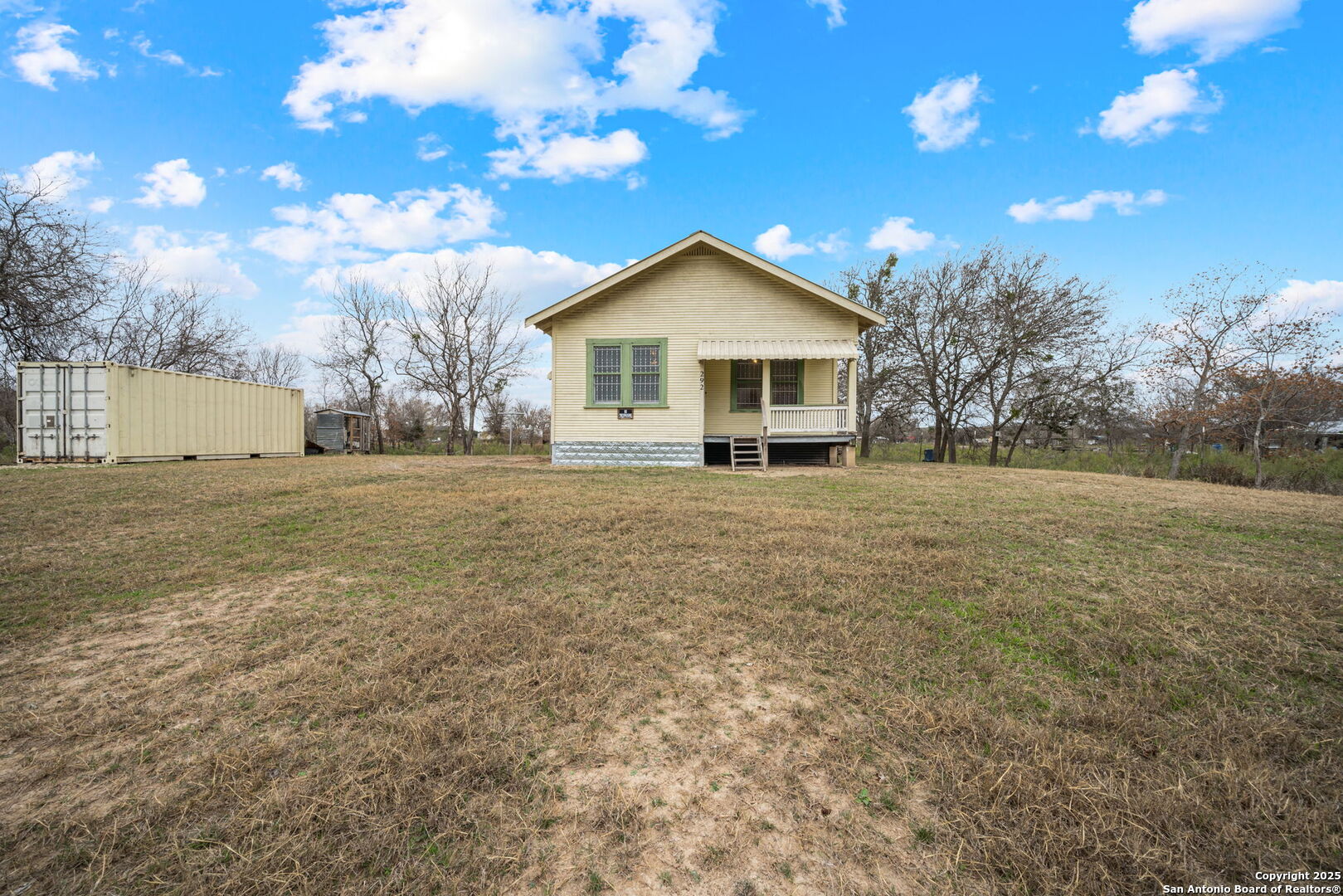292 BEACH SHORE DR