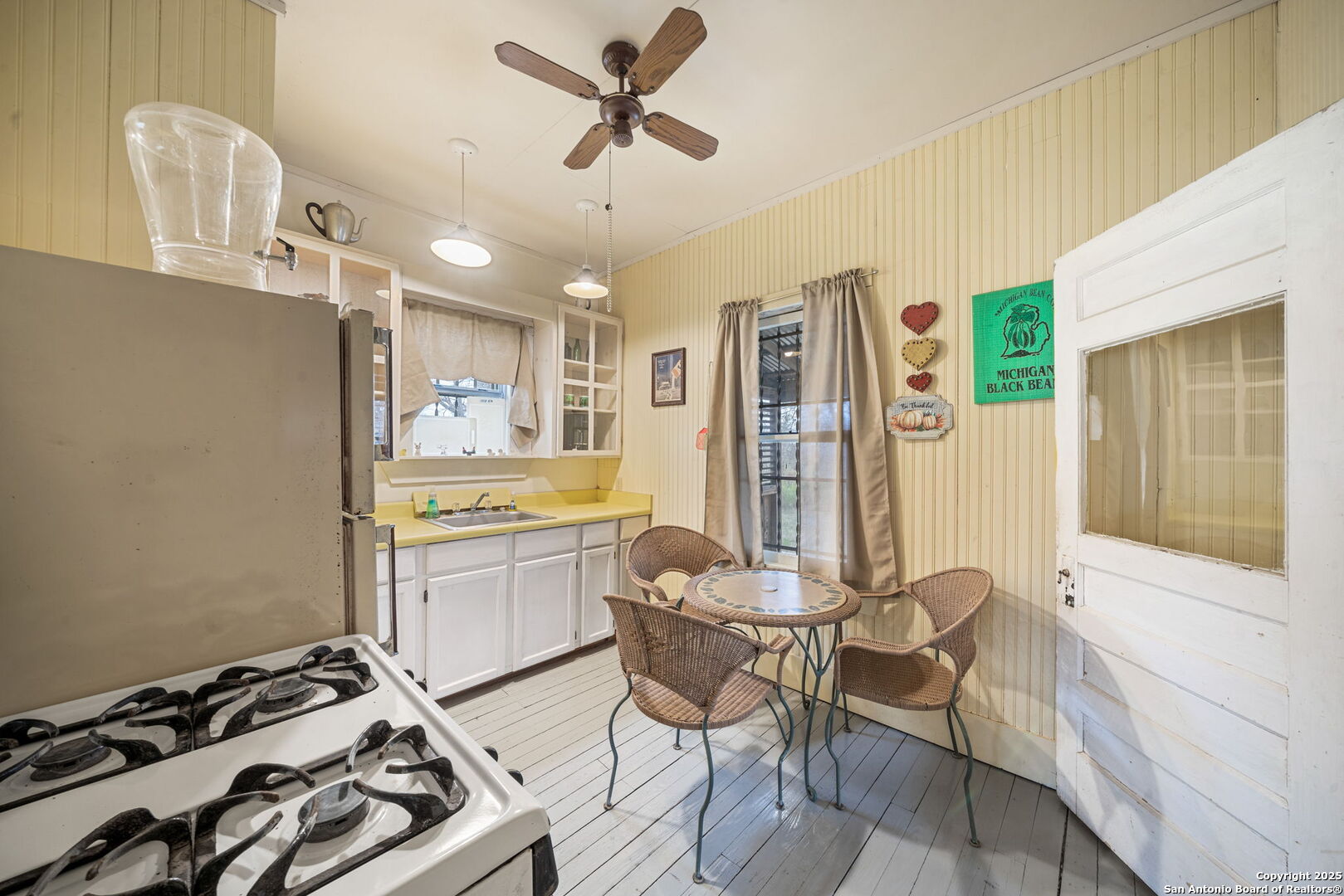 292 BEACH SHORE DR