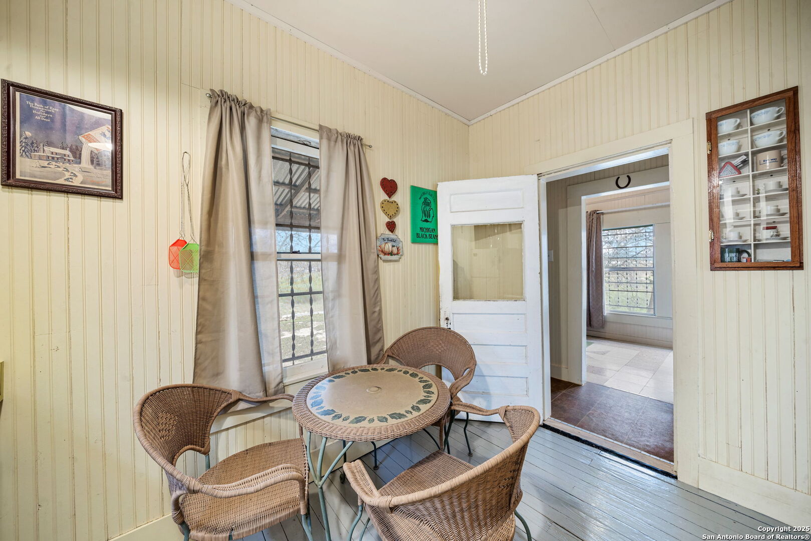 292 BEACH SHORE DR
