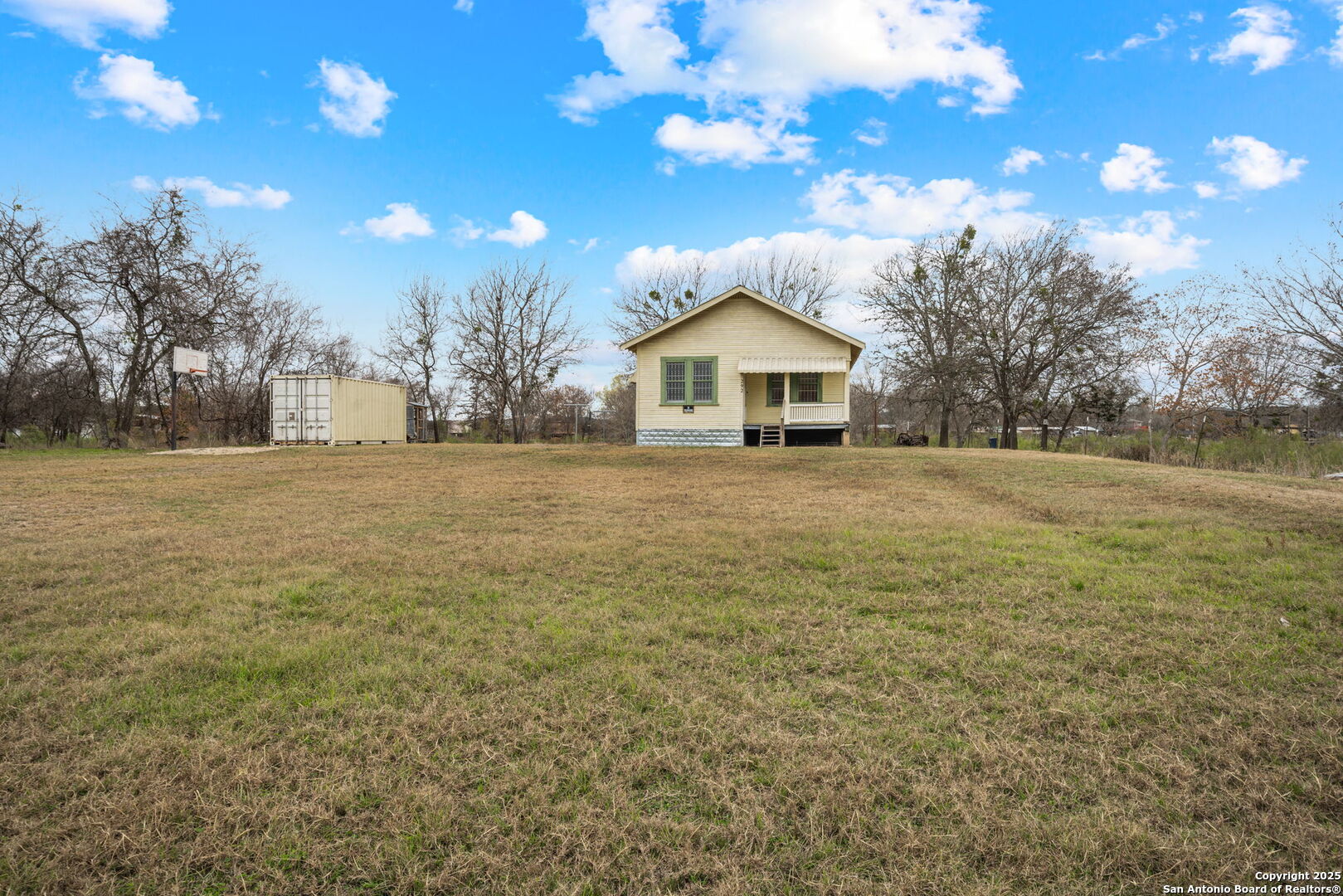 292 BEACH SHORE DR