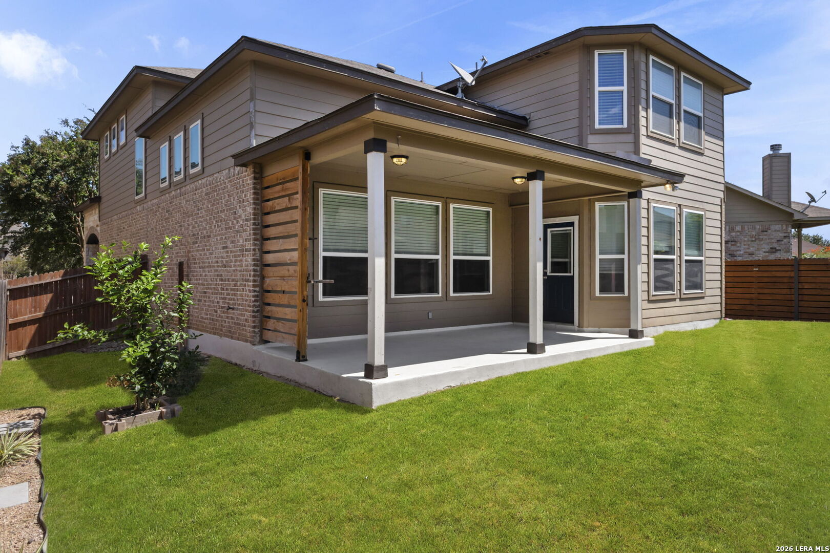 12310 Lantana Leaf