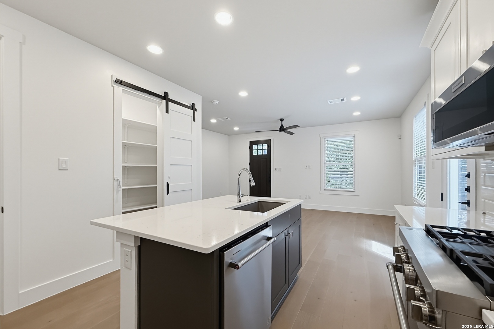 311 E Evergreen Unit: 18