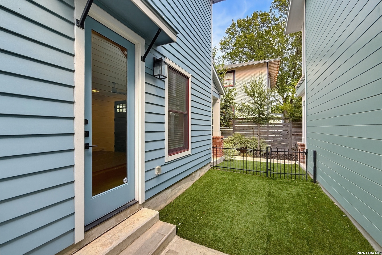 311 E Evergreen Unit: 18