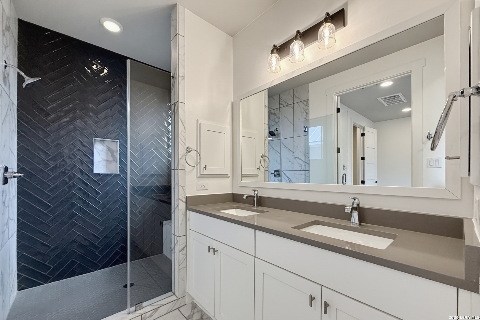 311 E Evergreen Unit: 18