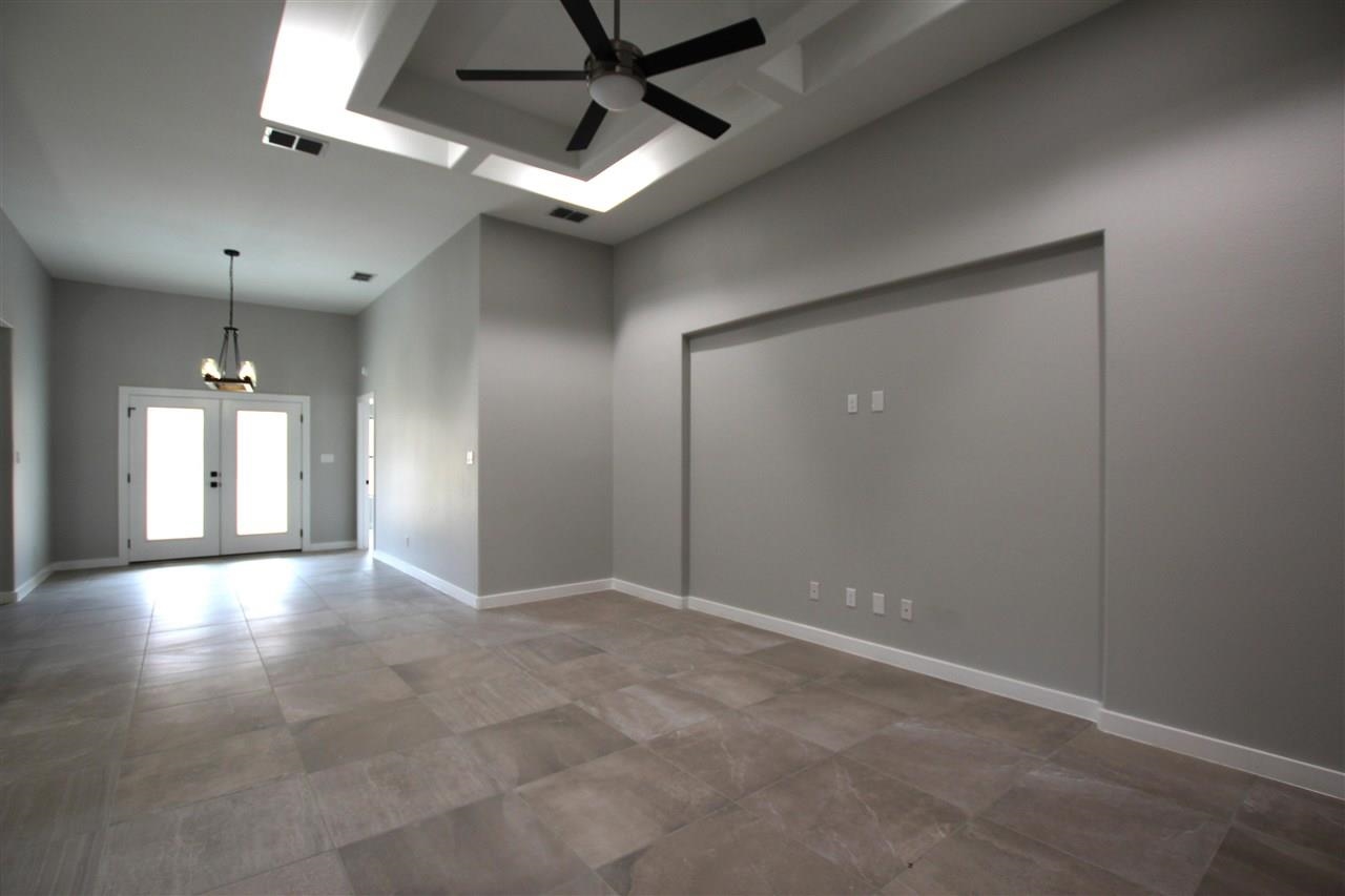 1011 La Muralla St