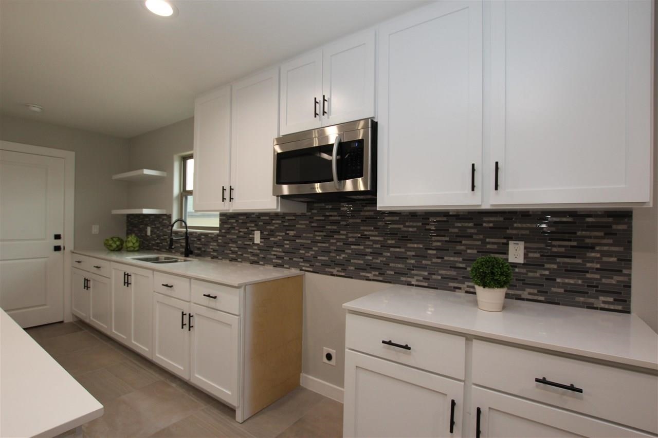 1011 La Muralla St