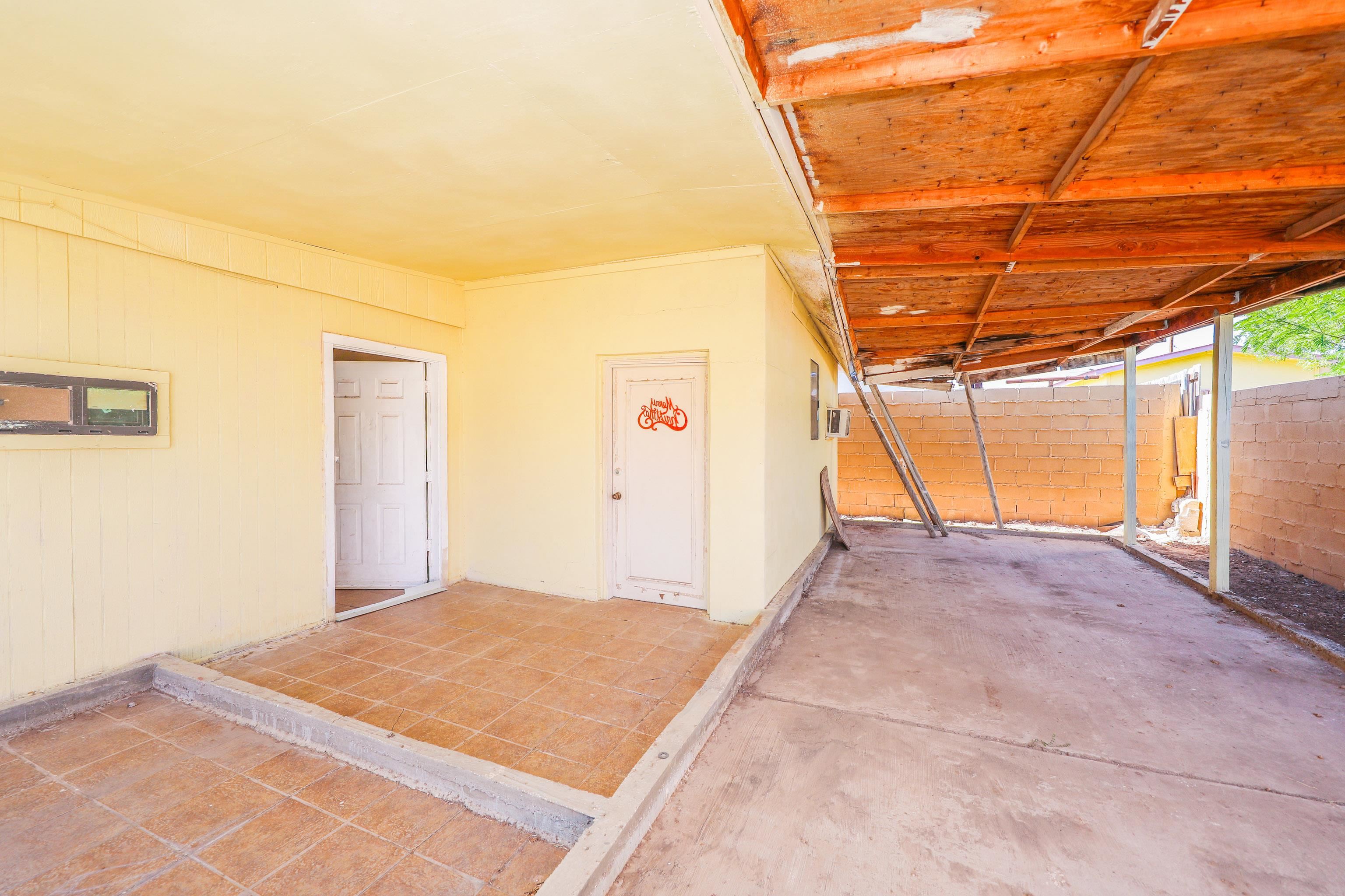 318 W Travis St