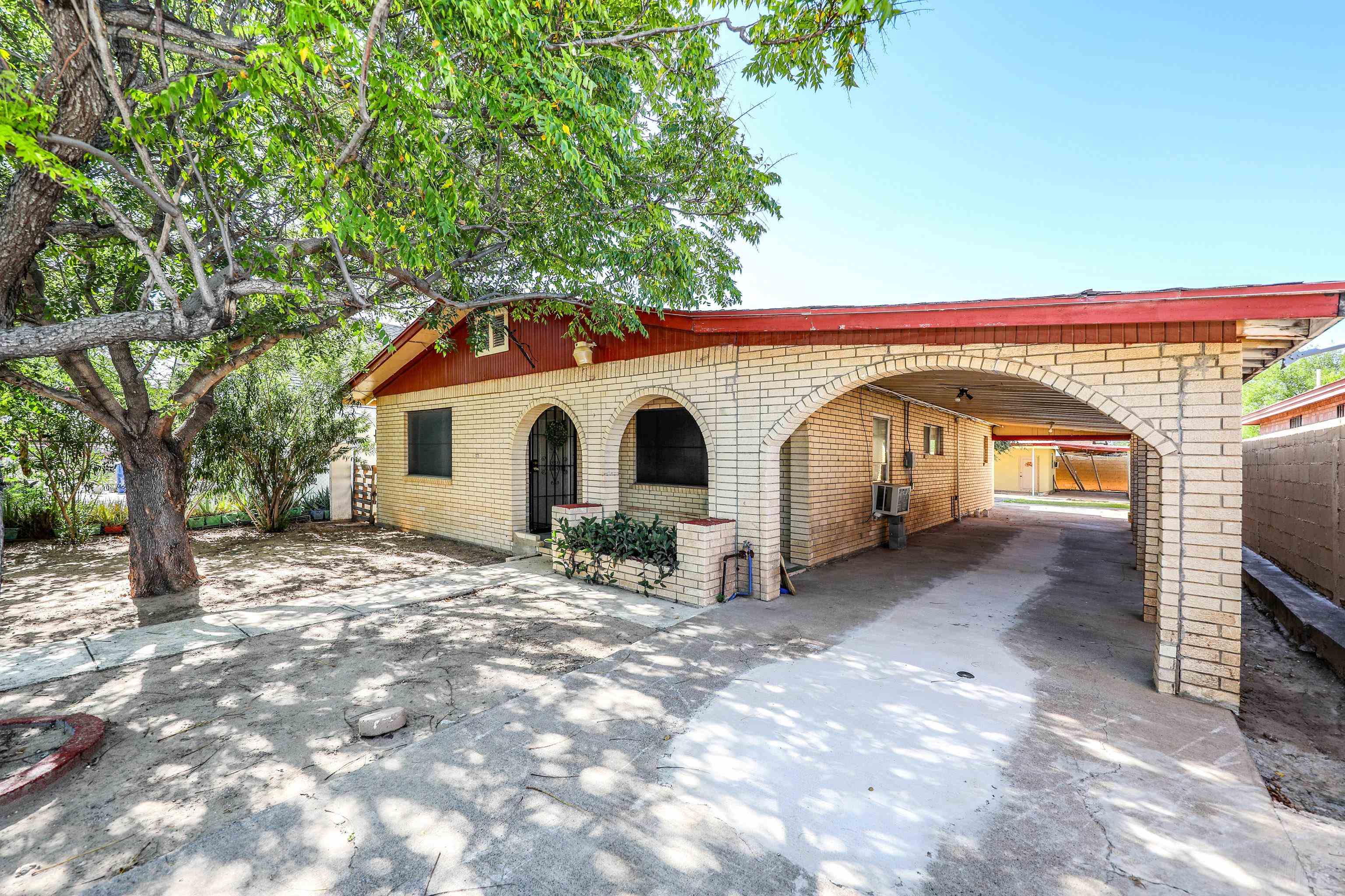 318 W Travis St