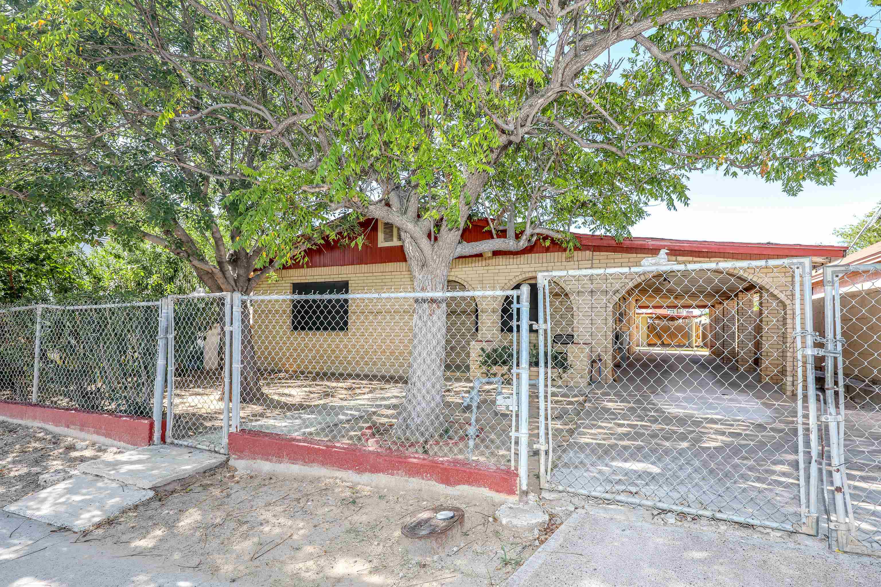 318 W Travis St