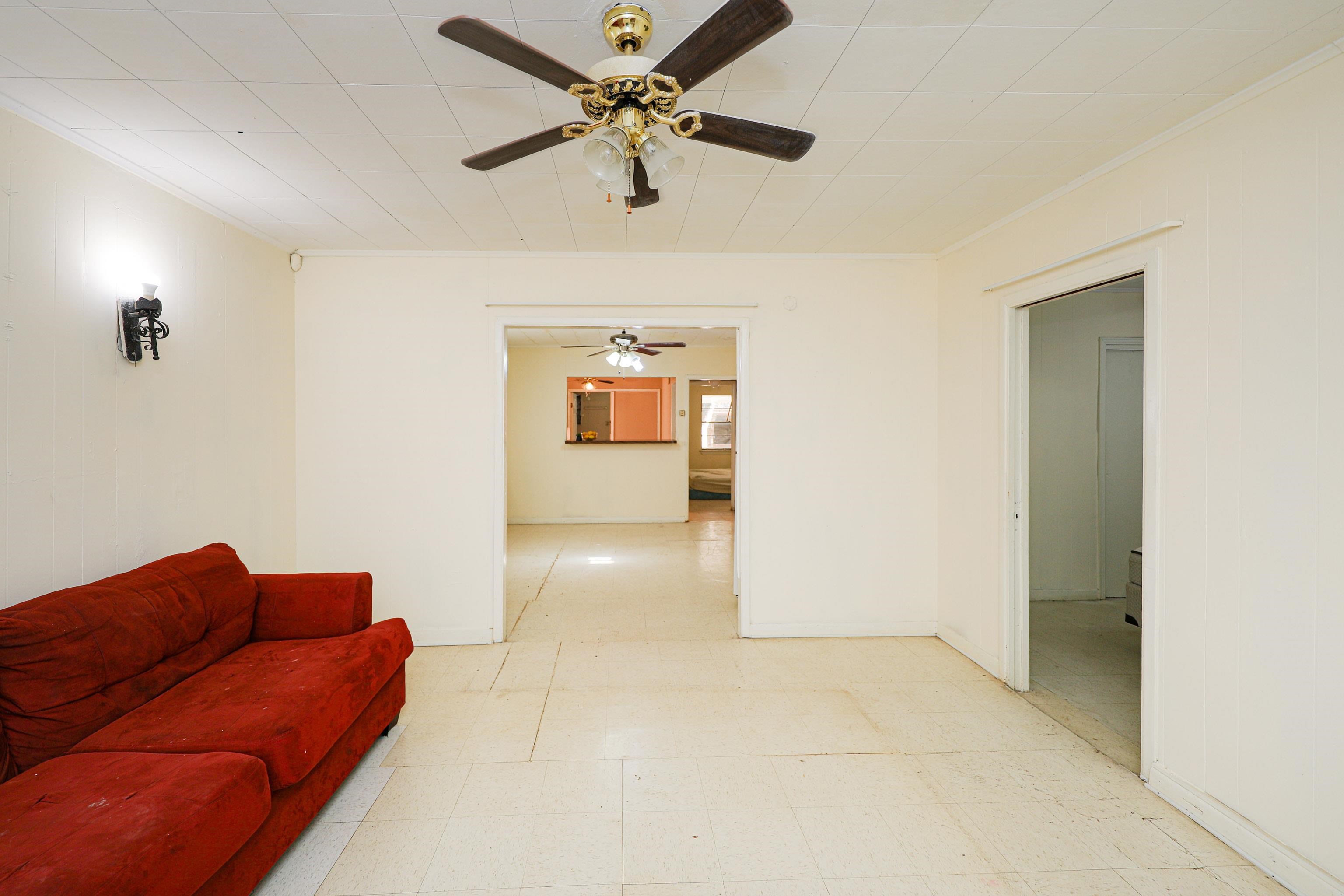 318 W Travis St
