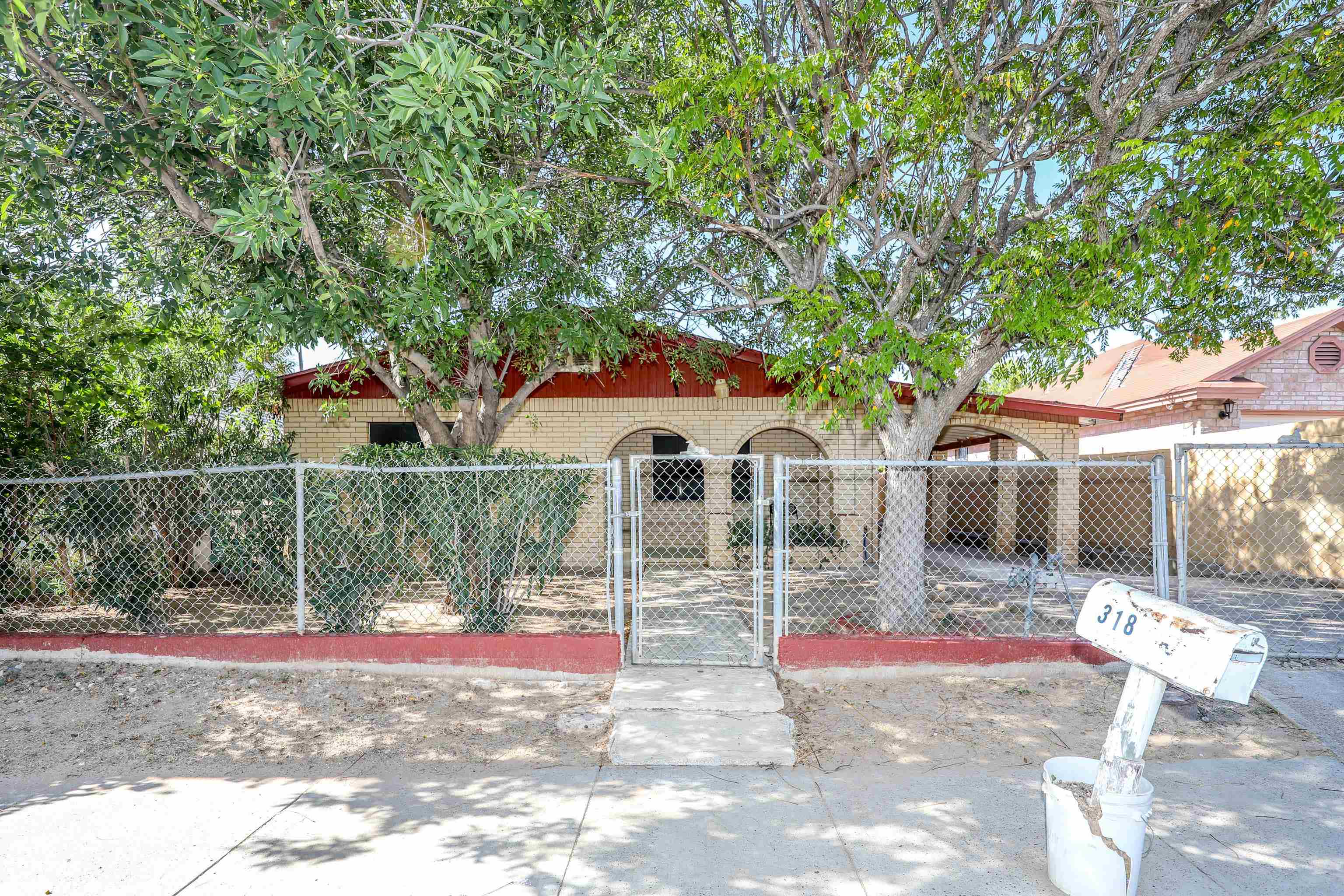 318 W Travis St