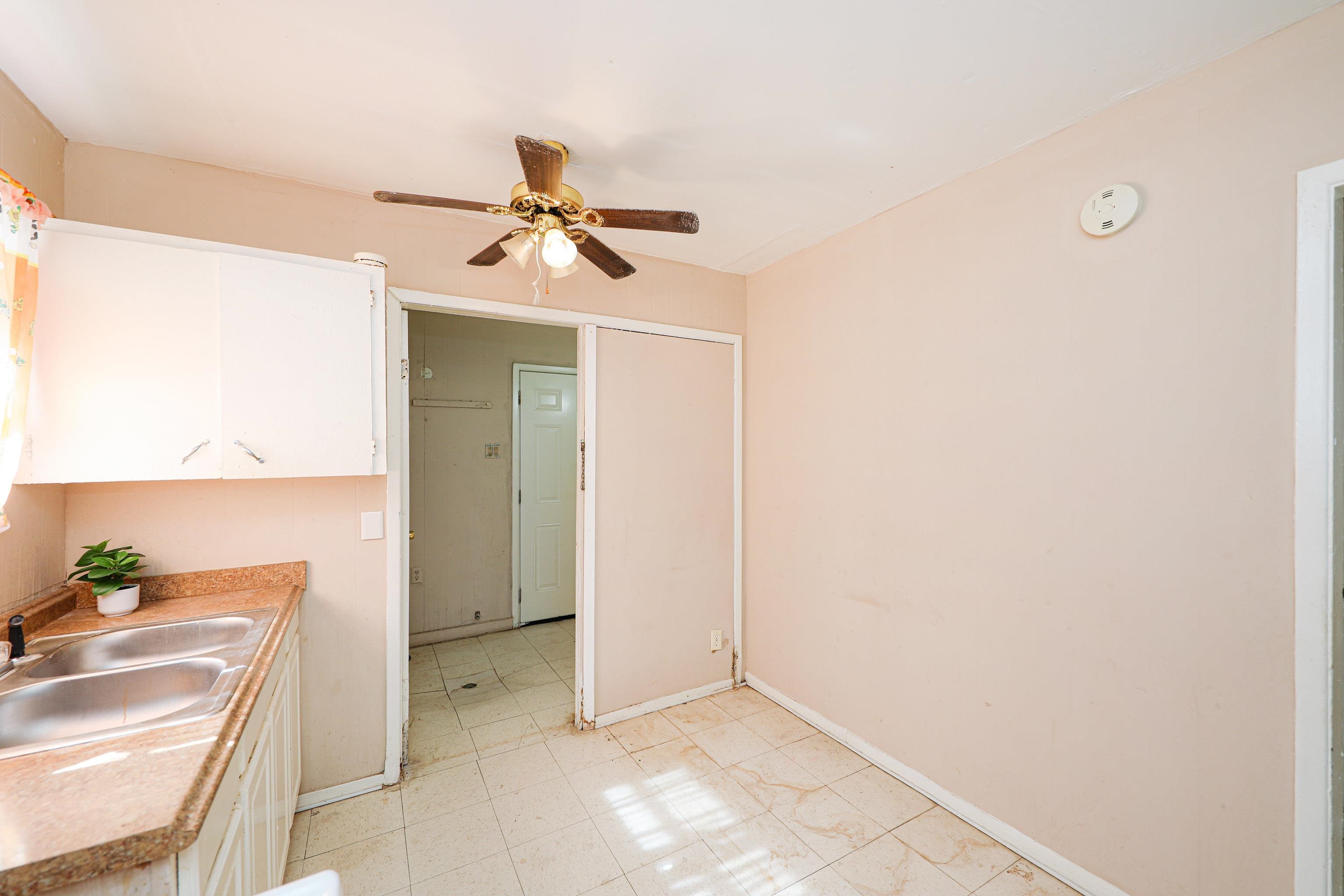 318 W Travis St