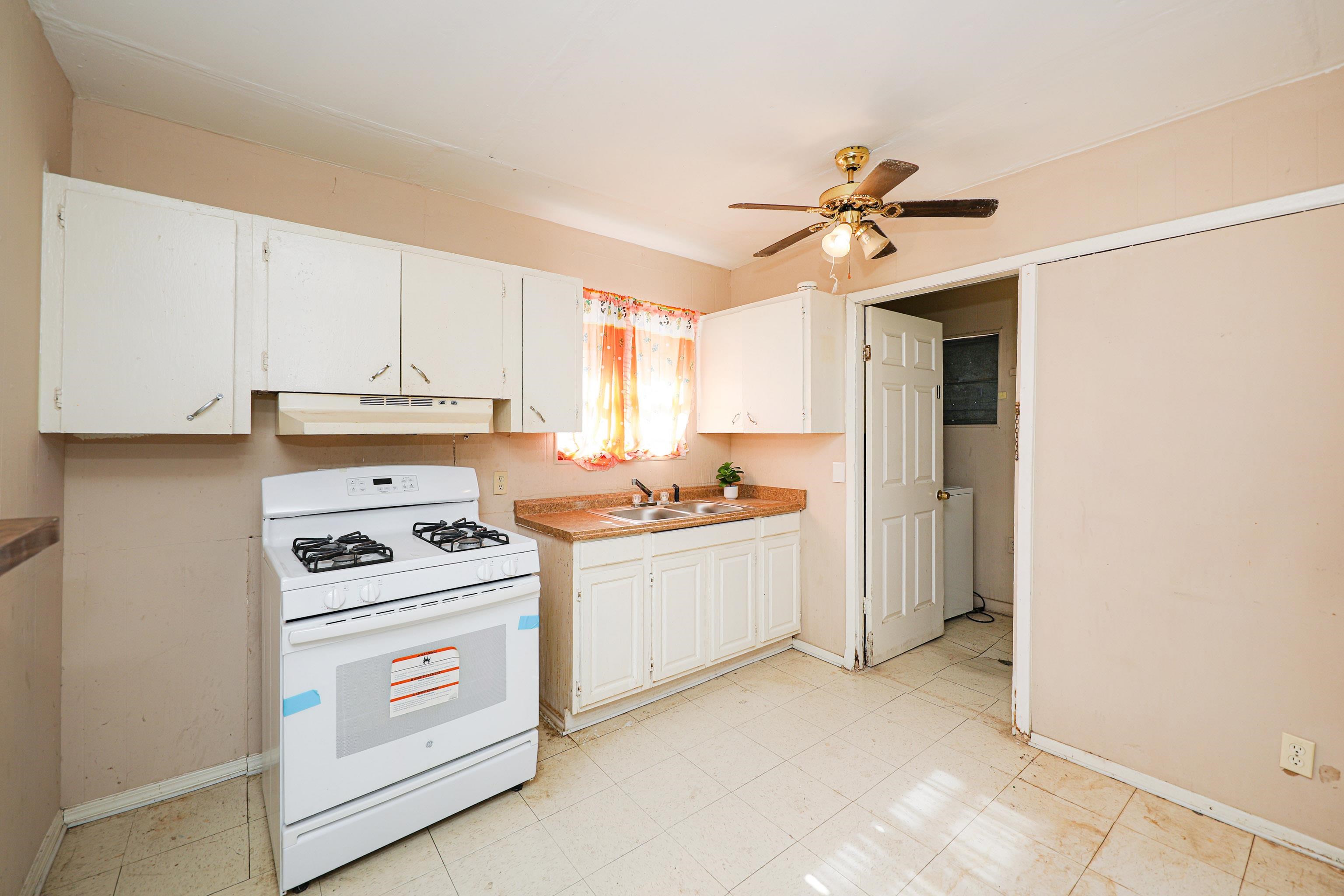 318 W Travis St