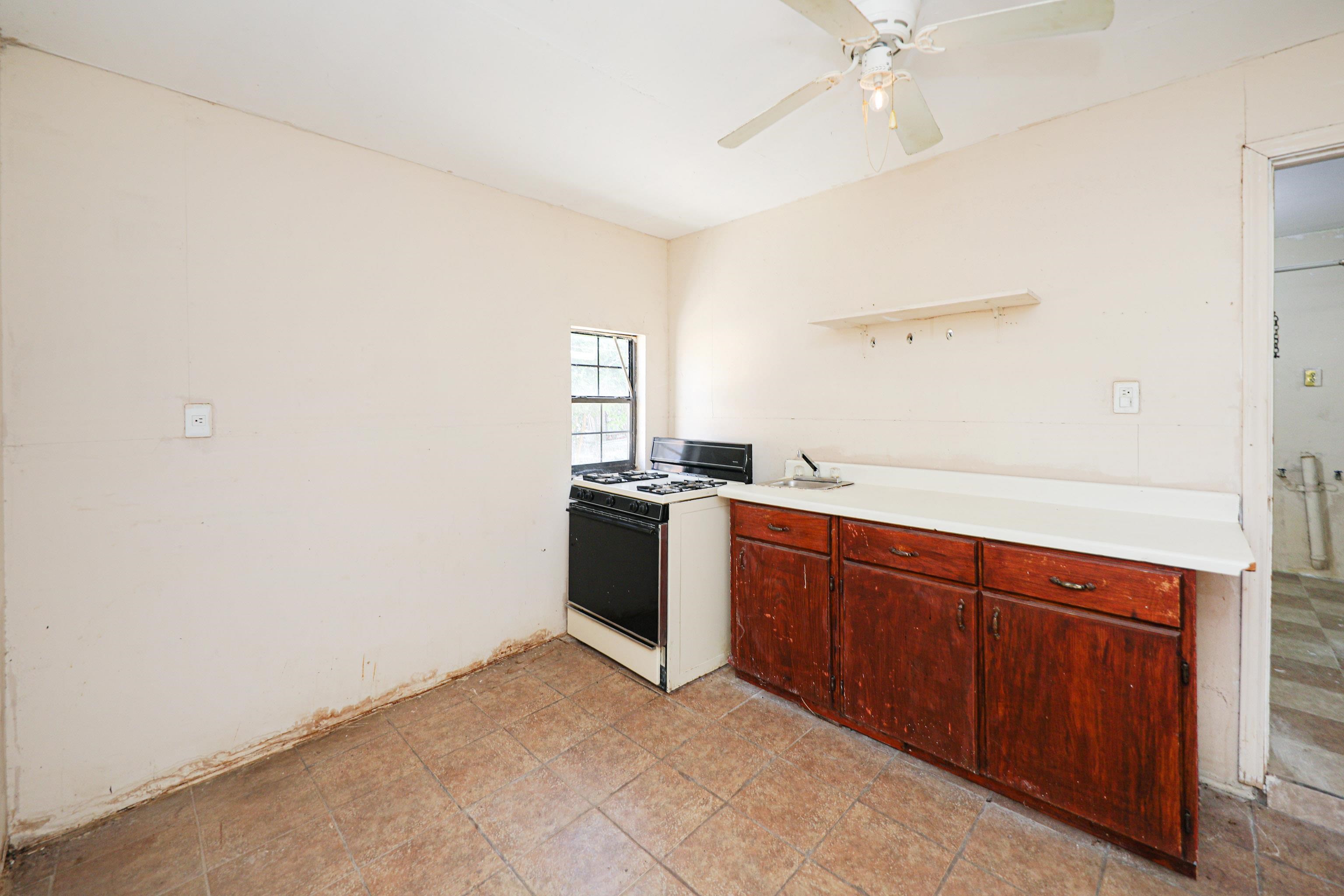 318 W Travis St