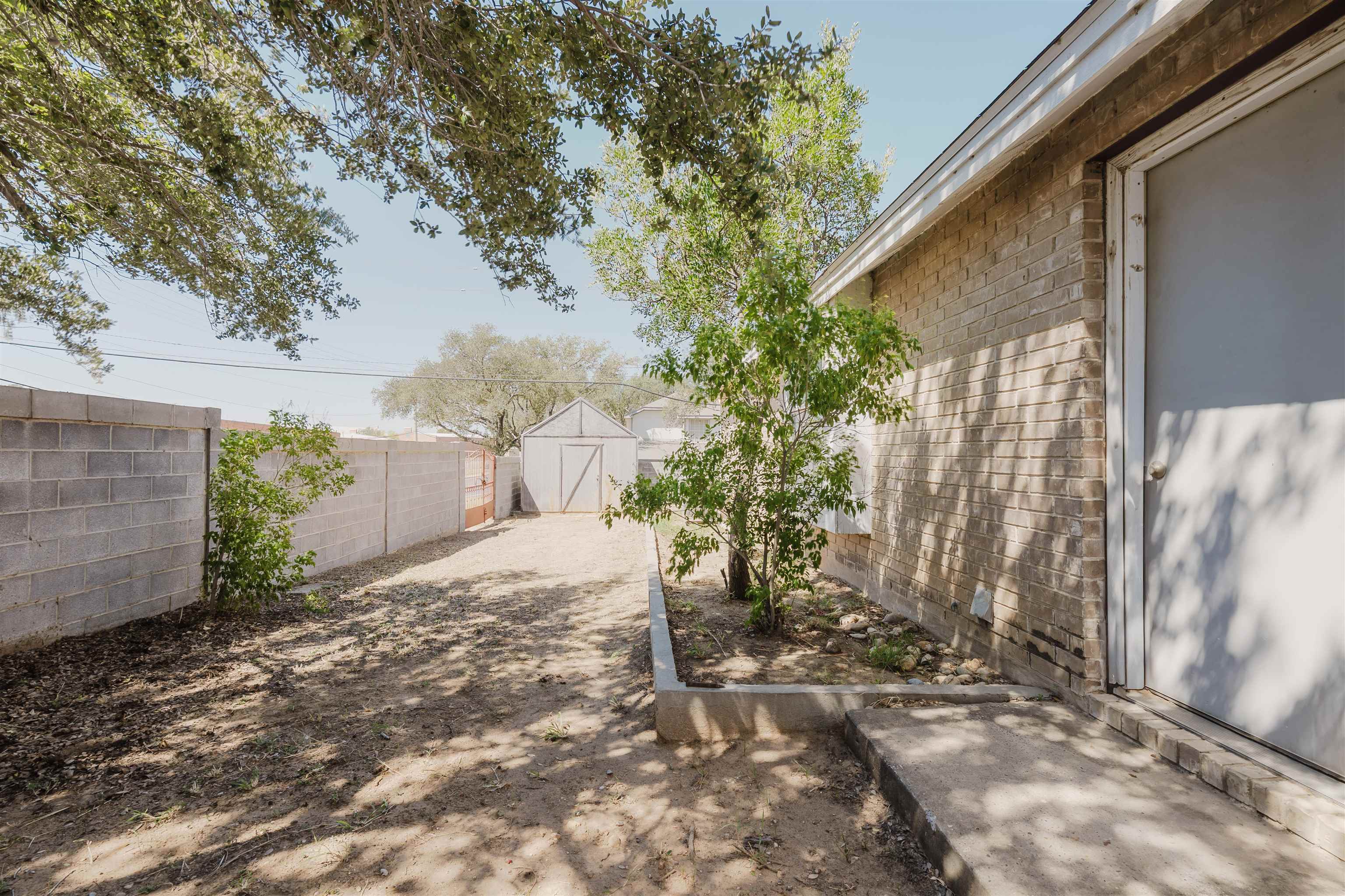 8902 Navajo Ln