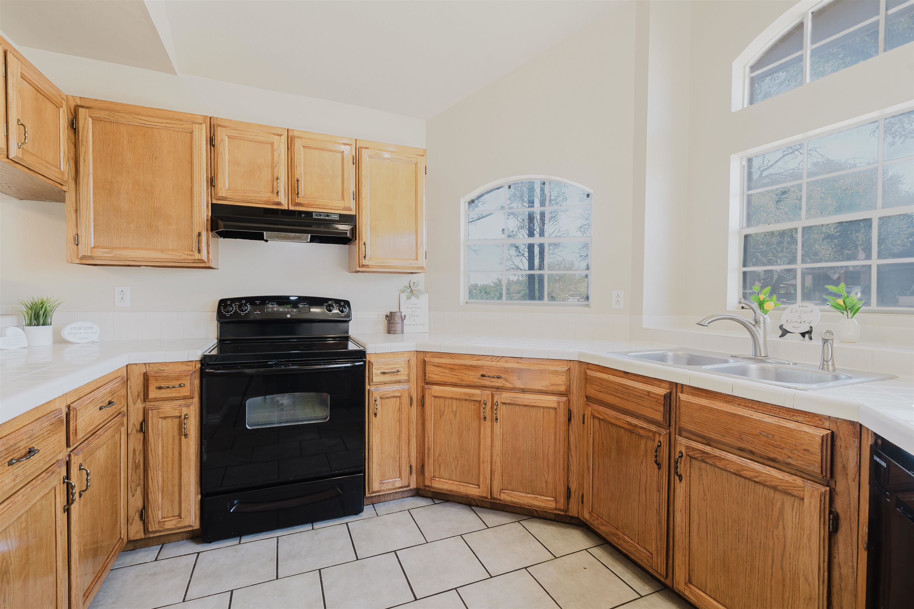 8902 Navajo Ln