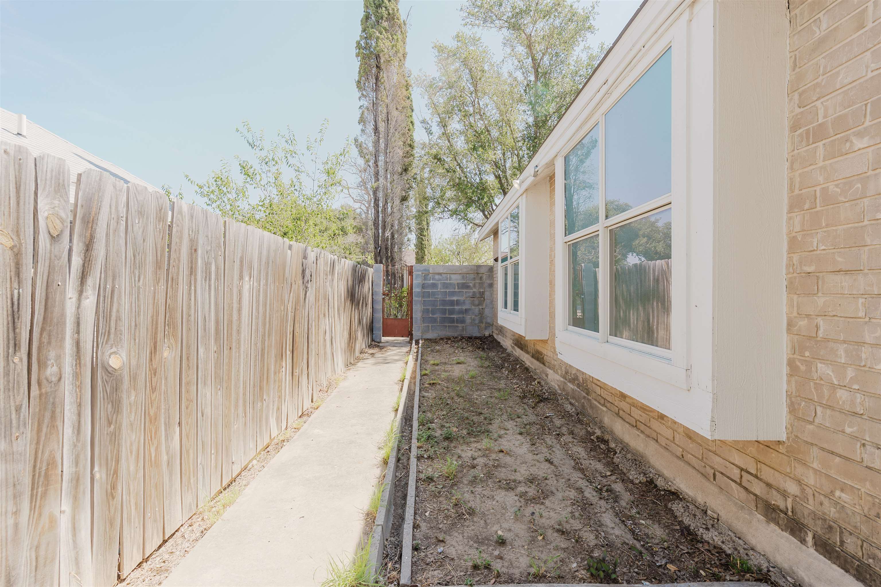 8902 Navajo Ln