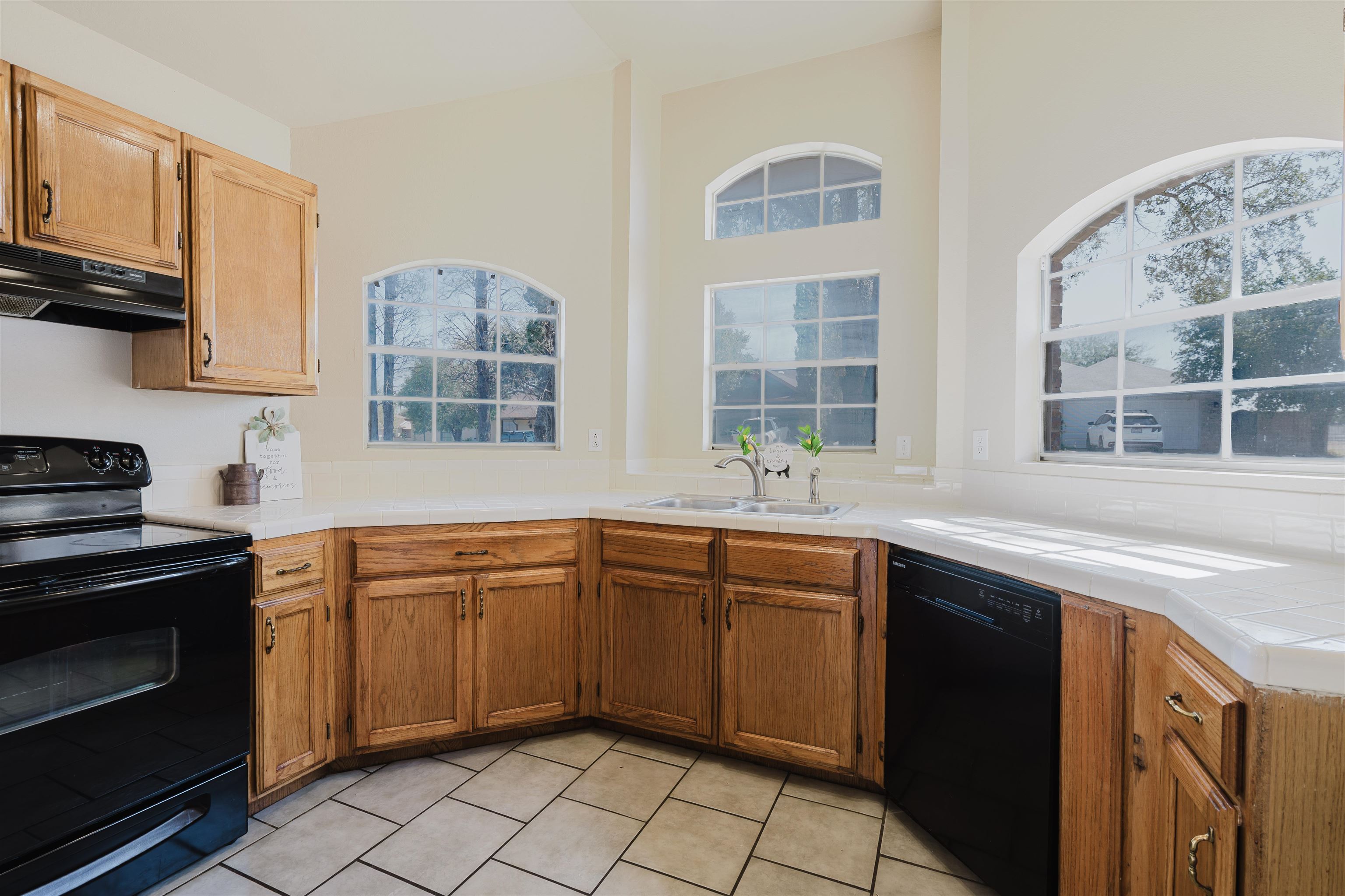 8902 Navajo Ln
