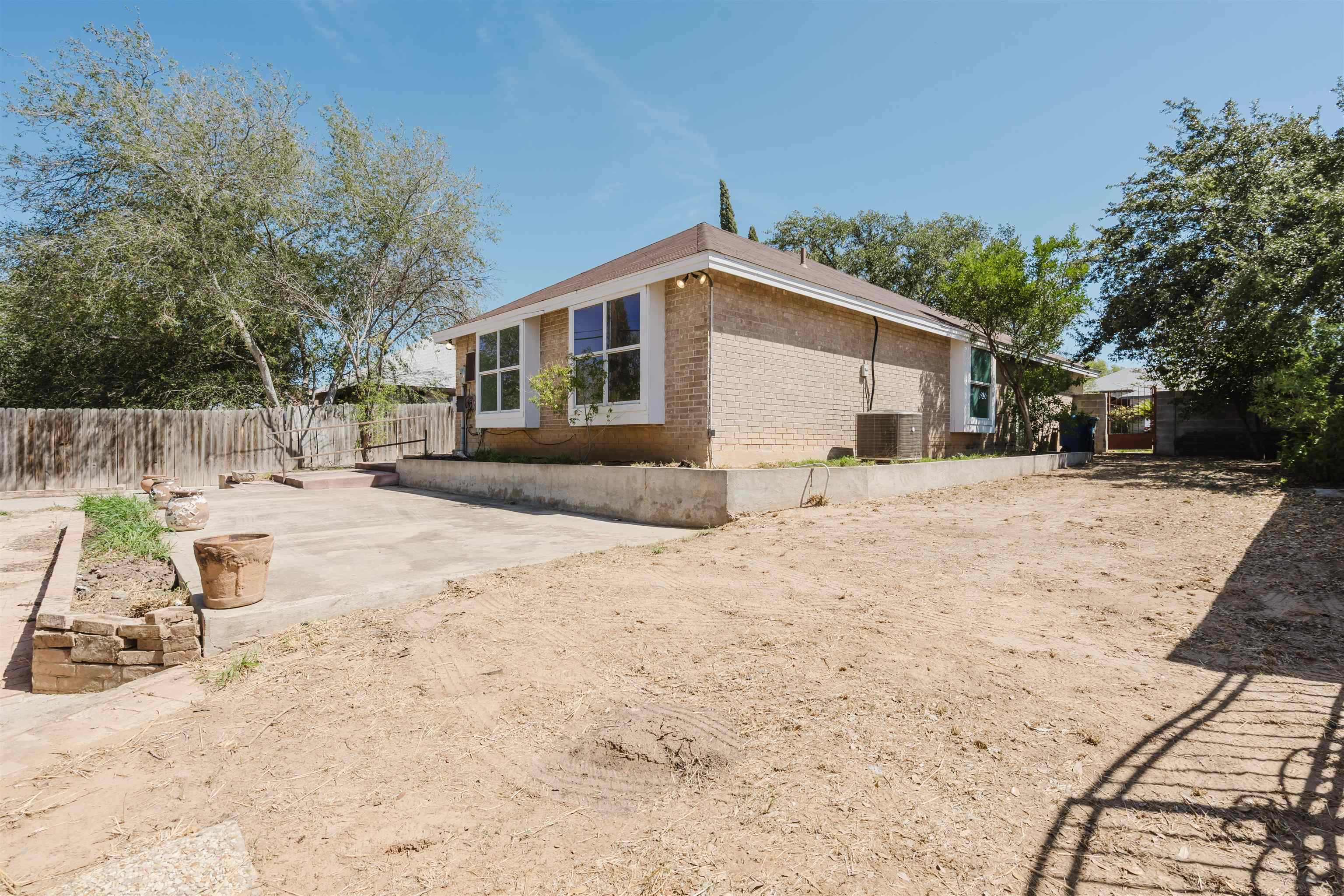 8902 Navajo Ln