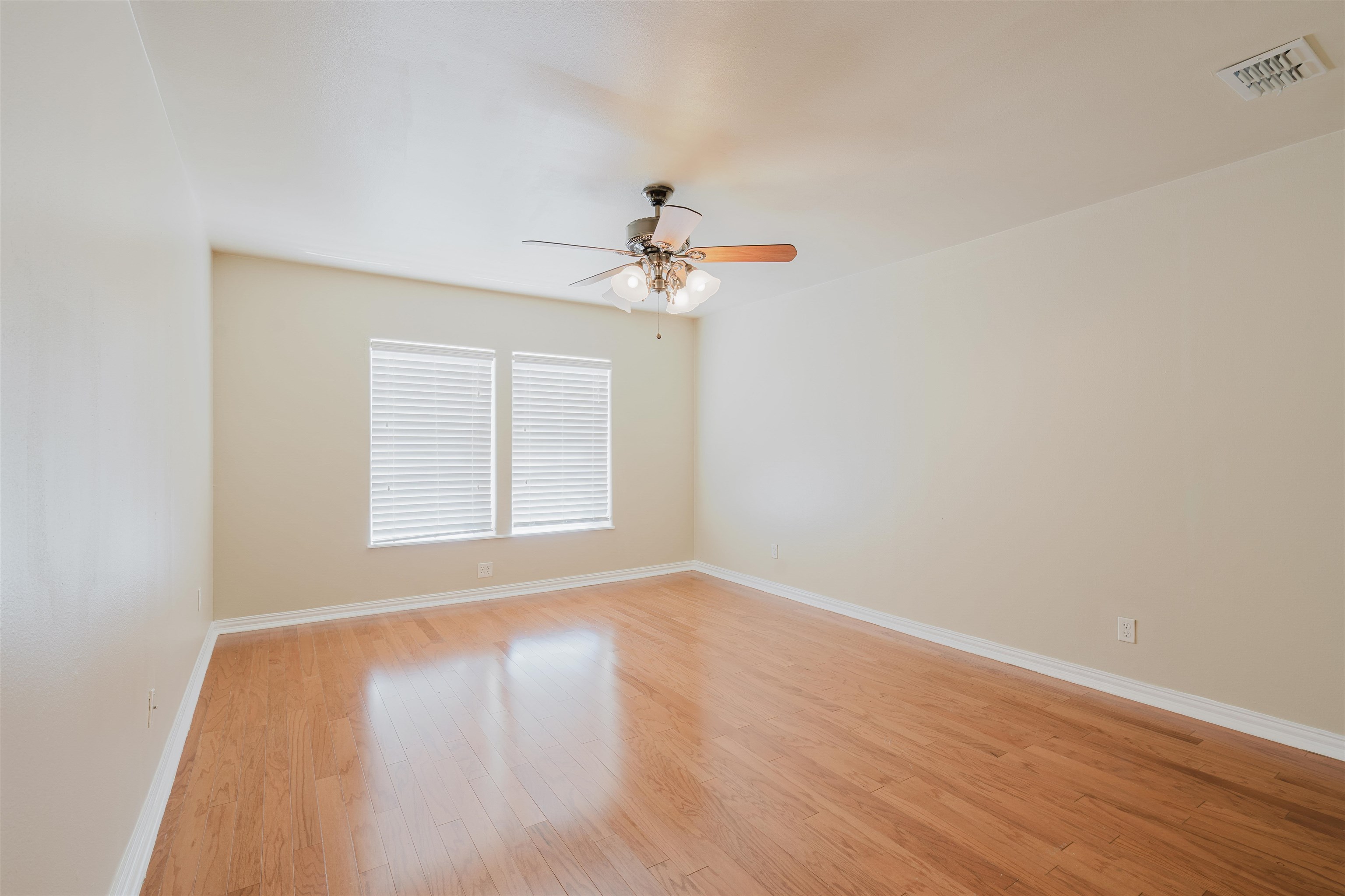 8902 Navajo Ln